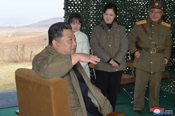 Nhà lãnh đạo Kim Jong Un lần đầu đưa con gái mình xuất hiện trong buổi phóng tên lửa ngày 18-11 - Ảnh 2.