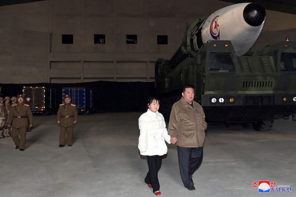 Nhà lãnh đạo Kim Jong Un lần đầu đưa con gái mình xuất hiện trong buổi phóng tên lửa ngày 18-11 - Ảnh 3.