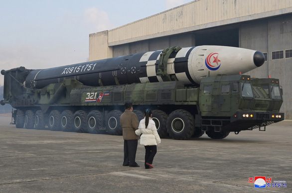 Nhà lãnh đạo Kim Jong Un lần đầu đưa con gái mình xuất hiện trong buổi phóng tên lửa ngày 18-11 - Ảnh 4.