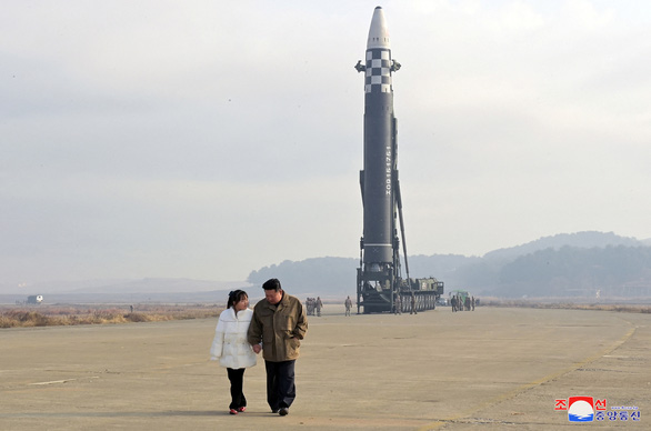 Nhà lãnh đạo Kim Jong Un lần đầu đưa con gái mình xuất hiện trong buổi phóng tên lửa ngày 18-11 - Ảnh 1.