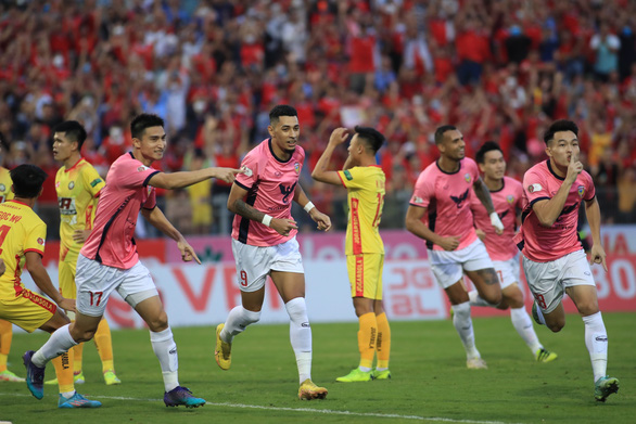 V-League 2022: Vé trụ hạng cuối cùng vào tay Hồng Lĩnh Hà Tĩnh - Ảnh 1.