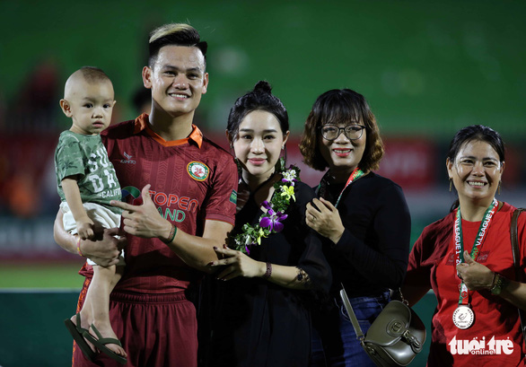 Cầu thủ Bình Định ăn mừng chiếc huy chương đồng sau 16 năm - Ảnh 5.