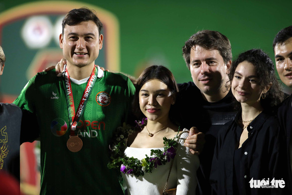 Cầu thủ Bình Định ăn mừng chiếc huy chương đồng sau 16 năm - Ảnh 6.