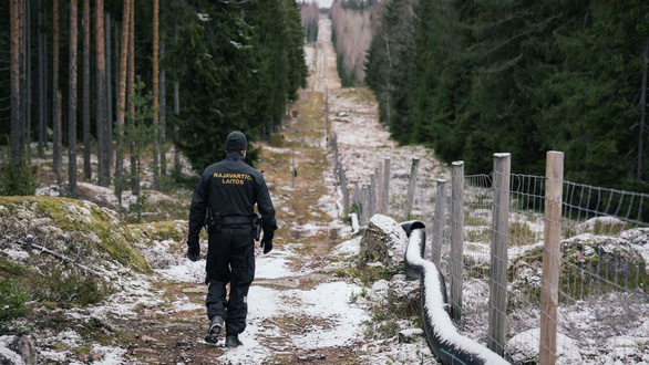 Phần Lan xây hàng rào biên giới với Nga, gắn camera, đèn và loa - Ảnh 1.