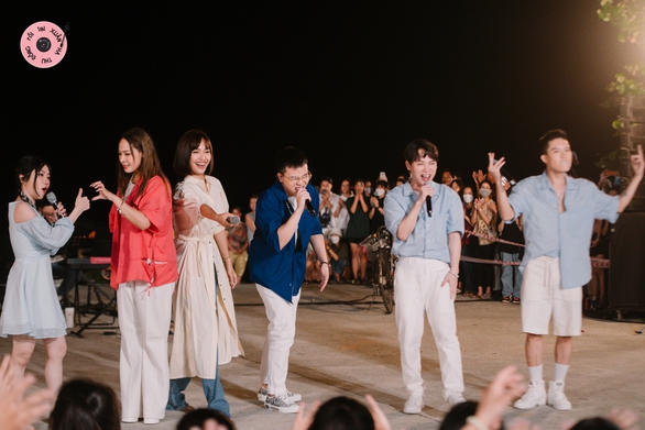 Hứa Kim Tuyền tung bản mashup Ba ngọn nến lung linh - Đi về nhà cực cuốn - Ảnh 2. Hứa Kim Tuyền tung bản mashup Ba ngọn nến lung linh - Đi về nhà cực cuốn - Ảnh 2.