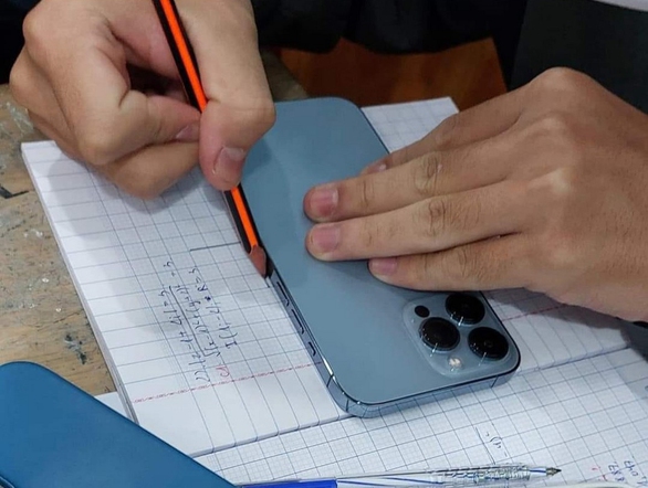 Ảnh vui 20-11: Gà treo lủng lẳng bên hông ô tô - Ảnh 5. Ảnh vui 20-11: Gà treo lủng lẳng bên hông ô tô - Ảnh 5.