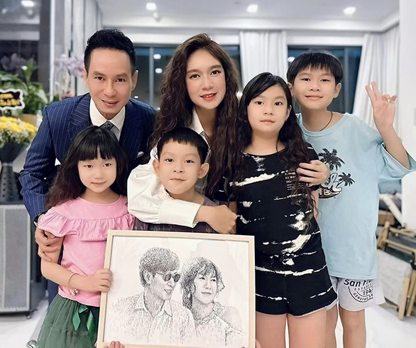 Ảnh vui sao Việt 20-11: Con gái Quyền Linh trở về tuổi thơ - Ảnh 4. Ảnh vui sao Việt 20-11: Con gái Quyền Linh trở về tuổi thơ - Ảnh 4.