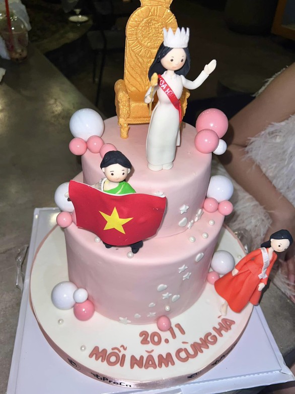 Loạt quà độc lạ fan tặng Đỗ Thị Hà nhân 2 năm đương nhiệm - Ảnh 3. Loạt quà độc lạ fan tặng Đỗ Thị Hà nhân 2 năm đương nhiệm - Ảnh 3.
