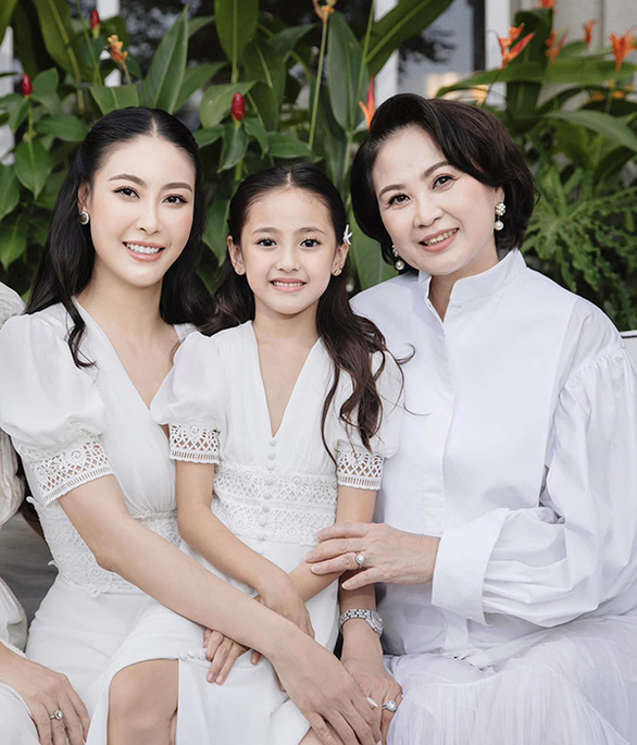 Ảnh vui sao Việt 22-11: Gia đình ba thế hệ toàn mỹ nhân nhà Hà Kiều Anh - Ảnh 1.