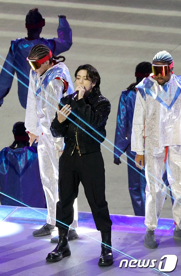 Jungkook (BTS) thú nhận gặp sự cố khi trình diễn tại World Cup 2022 - Ảnh 4. Jungkook (BTS) thú nhận gặp sự cố khi trình diễn tại World Cup 2022 - Ảnh 4.