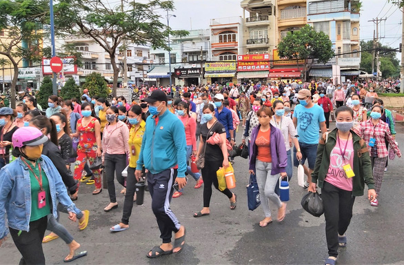 Công nhân, người lao động hết chịu cảnh ‘lãi trên trời’ khi vay tiền tiêu Tết với ưu đãi hời - Ảnh 1.