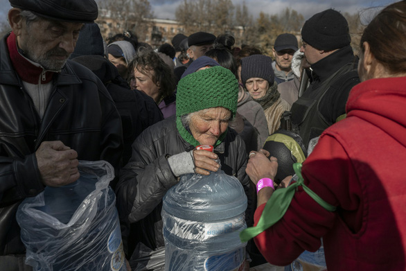 Ukraine hứa sắp xếp nơi trú ẩn ‘có điện, nước, sưởi’ cho người dân trong mùa đông - Ảnh 1.