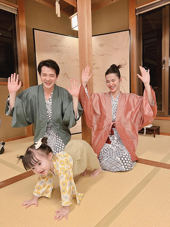 Ảnh vui sao Việt 23-11: Con gái Đông Nhi trổ tài tập yoga - Ảnh 1. Ảnh vui sao Việt 23-11: Con gái Đông Nhi trổ tài tập yoga - Ảnh 1.