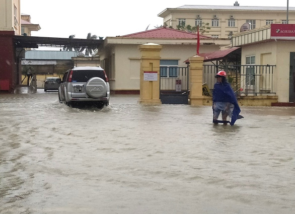 Mưa lớn gây ngập cục bộ, nhiều ô tô chôn chân trên đường - Ảnh 3.