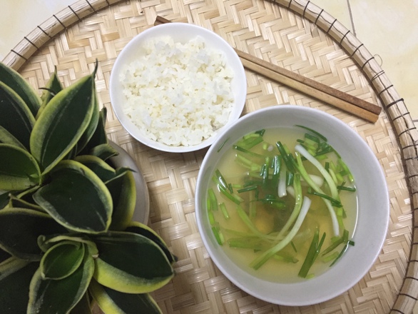 Nhớ hoài tô phở cơm nguội ấu thơ của bà tôi - Ảnh 1. Nhớ hoài tô phở cơm nguội ấu thơ của bà tôi - Ảnh 1.