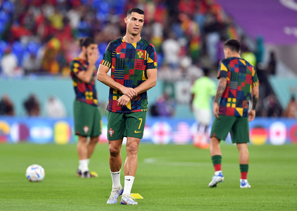 Xem hình ảnh Ronaldo khởi động trước trận gặp Ghana - Ảnh 2.