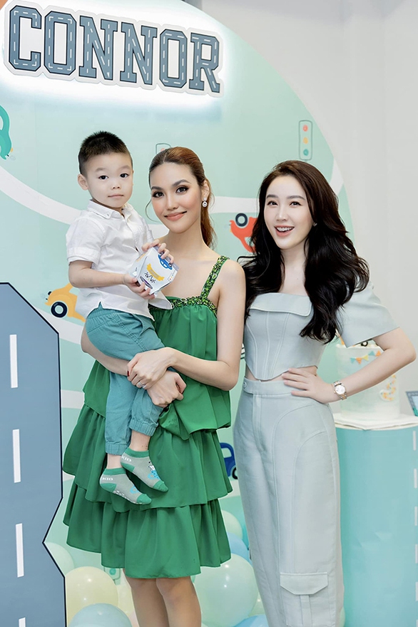 Ảnh vui sao Việt 24-11: Jennifer Phạm bé nhỏ trong vòng tay con trai Bảo Nam - Ảnh 3. Ảnh vui sao Việt 24-11: Jennifer Phạm bé nhỏ trong vòng tay con trai Bảo Nam - Ảnh 3.