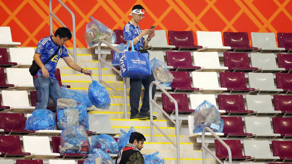 Nhật gây địa chấn ở World Cup, fan cũng được khen đẳng cấp nhờ tiếp tục dọn rác - Ảnh 1.