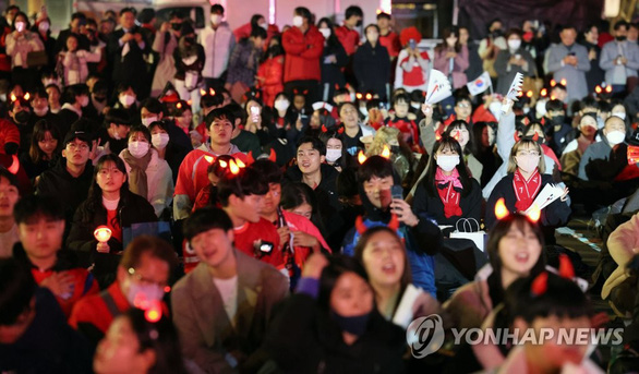 Hơn 10.000 người tập trung tại quảng trường Gwanghwamun cổ vũ tuyển Hàn Quốc - Ảnh 1.