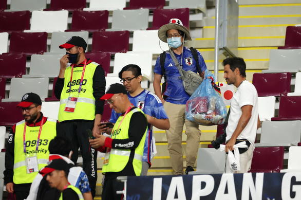 Nhật gây địa chấn ở World Cup, fan cũng được khen đẳng cấp nhờ tiếp tục dọn rác - Ảnh 3.