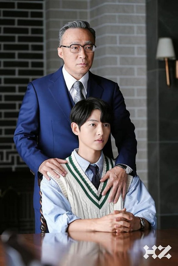 Hạt sạn to đùng trong phim mới của Song Joong Ki mà không ai nhận ra - Ảnh 4. Hạt sạn to đùng trong phim mới của Song Joong Ki mà không ai nhận ra - Ảnh 4.