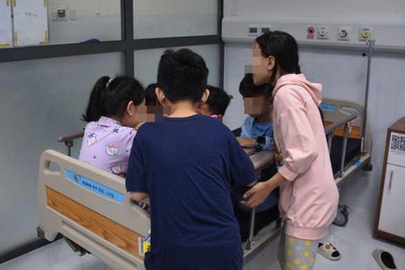 Vụ ngộ độc tại Trường iSchool Nha Trang: Nhiều em xuất viện, sẽ trở lại trường vào tuần sau - Ảnh 1.