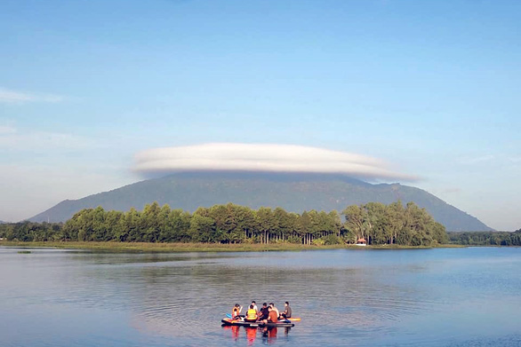 Hiện tượng ‘đĩa mây’ lan đến núi Chứa Chan - Ảnh 7.