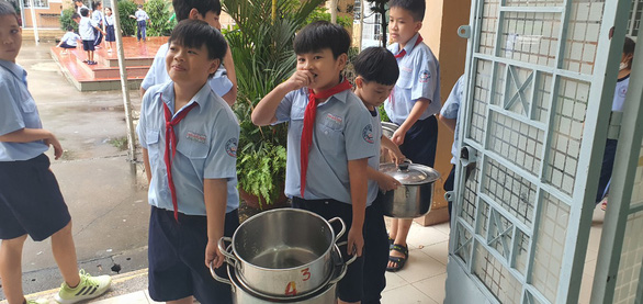 Một trường tiểu học ở TP.HCM tổ chức ăn bán trú học sinh tự phục vụ - Ảnh 5.