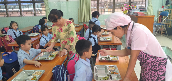 Một trường tiểu học ở TP.HCM tổ chức ăn bán trú học sinh tự phục vụ - Ảnh 6.