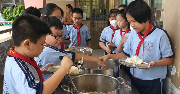 Một trường tiểu học ở TP.HCM tổ chức ăn bán trú học sinh tự phục vụ - Ảnh 2.