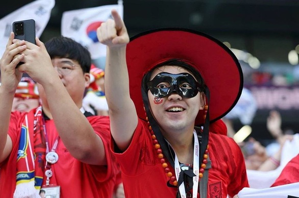 Tại sao Son Heung Min phải đeo mặt nạ khi thi đấu World Cup 2022? - Ảnh 4. Tại sao Son Heung Min phải đeo mặt nạ khi thi đấu World Cup 2022? - Ảnh 4.