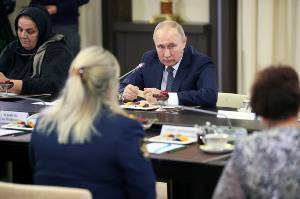 Ông Putin nói chia sẻ nỗi đau mất con khi gặp 17 bà mẹ các binh sĩ chiến đấu ở Ukraine - Ảnh 1.
