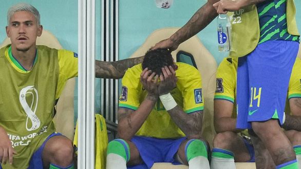 Neymar bật khóc vì chấn thương, HLV Tite vẫn lạc quan - Ảnh 1.