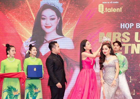Bà trùm vương miện các cuộc thi hoa hậu trong nước đi thi... hoa hậu quốc tế - Ảnh 3. Bà trùm vương miện các cuộc thi hoa hậu trong nước đi thi... hoa hậu quốc tế - Ảnh 3.