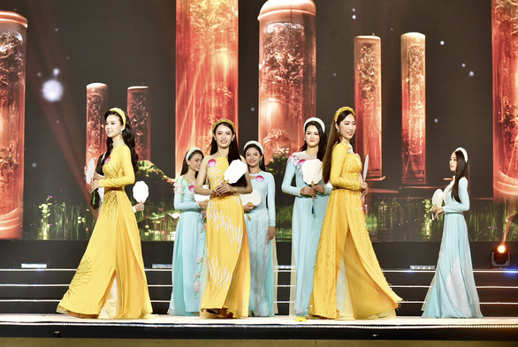Chung khảo Hoa hậu Việt Nam 2022: Quảng cáo lộ liễu gây tranh cãi - Ảnh 2.