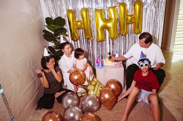 Hồ Ngọc Hà xúc động vì được ba con mừng sinh nhật - Ảnh 1. Hồ Ngọc Hà xúc động vì được ba con mừng sinh nhật - Ảnh 1.