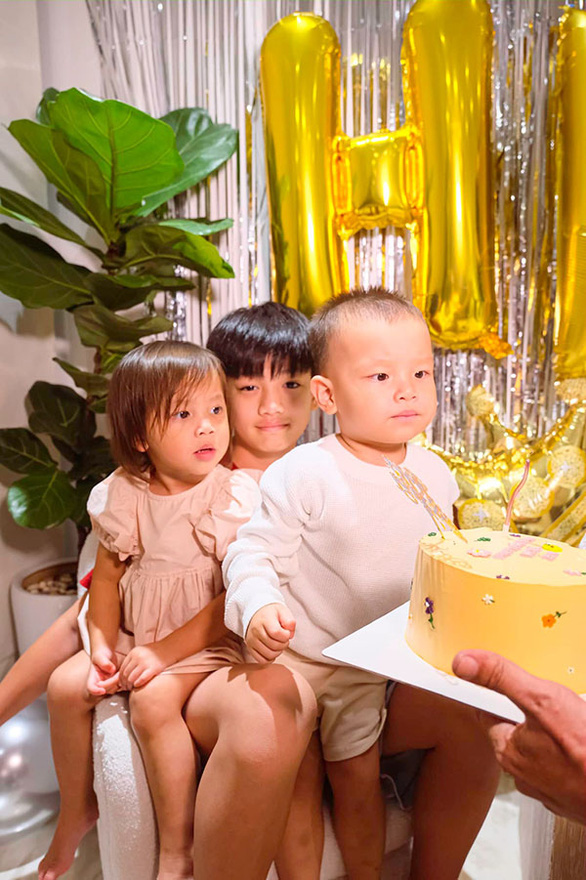 Hồ Ngọc Hà xúc động vì được ba con mừng sinh nhật - Ảnh 2.