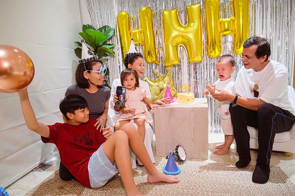 Hồ Ngọc Hà xúc động vì được ba con mừng sinh nhật - Ảnh 5. Hồ Ngọc Hà xúc động vì được ba con mừng sinh nhật - Ảnh 5.
