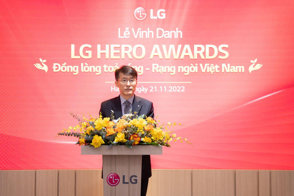 LG tặng 100 triệu đồng cho đội trưởng cứu nạn - Ảnh 3.