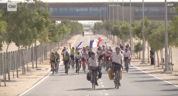 Đạp xe gần 7.000 km đến Qatar xem World Cup - Ảnh 4.