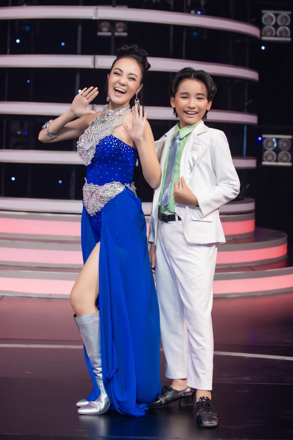Ấn tượng Phi Nhung, Đan Trường và Deasung phiên bản nhí xuất hiện cùng sân khấu - Ảnh 4. Ấn tượng Phi Nhung, Đan Trường và Deasung phiên bản nhí xuất hiện cùng sân khấu - Ảnh 4.