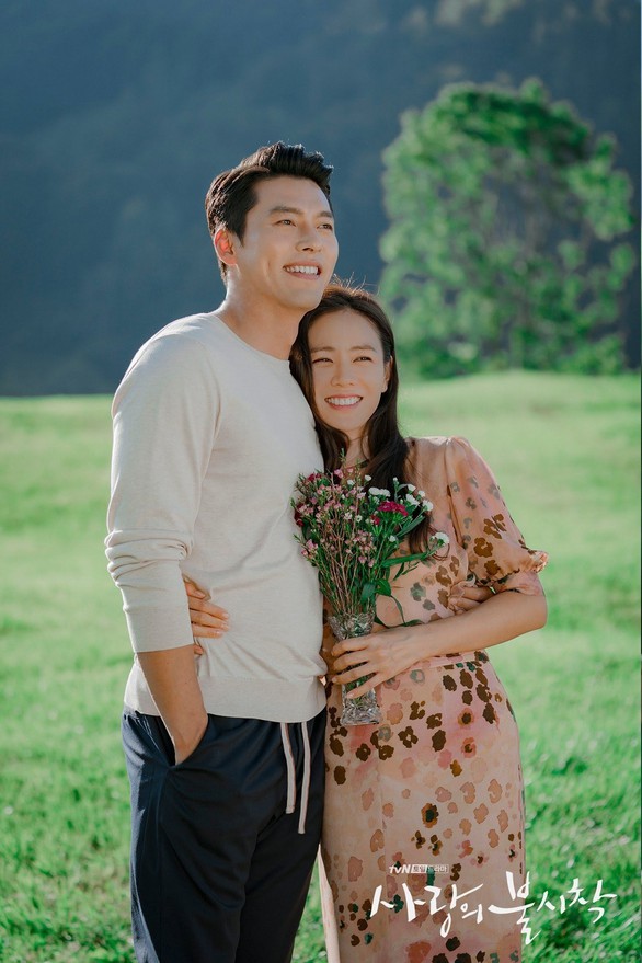 Kbiz tung hoa mừng Son Ye Jin đã hạ sinh con trai đầu lòng, mẹ tròn con vuông - Ảnh 2. Kbiz tung hoa mừng Son Ye Jin đã hạ sinh con trai đầu lòng, mẹ tròn con vuông - Ảnh 2.