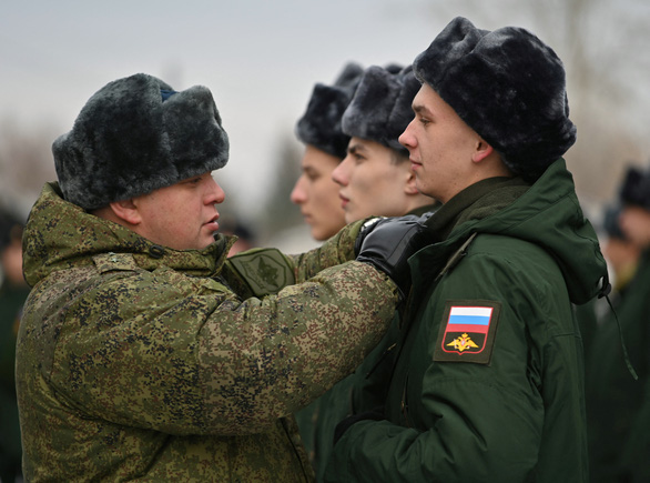 Nga đưa lính nghĩa vụ ở vùng Omsk đến các điểm đồn trú - Ảnh 3.