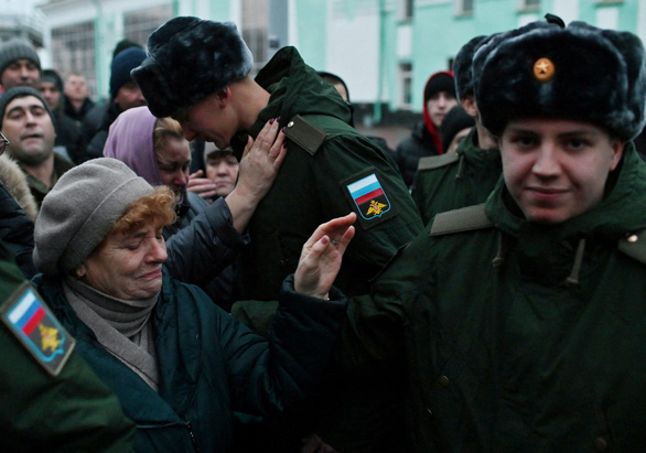 Nga đưa lính nghĩa vụ ở vùng Omsk đến các điểm đồn trú - Ảnh 4.