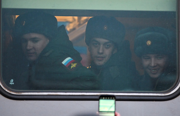 Nga đưa lính nghĩa vụ ở vùng Omsk đến các điểm đồn trú - Ảnh 8.