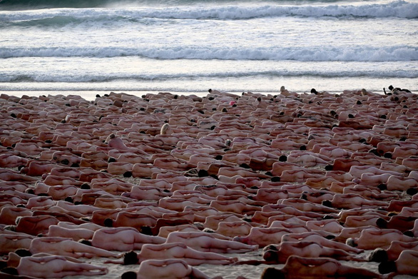 Hàng ngàn người khỏa thân trên bãi biển của Úc chụp ảnh tập thể - Ảnh 2.