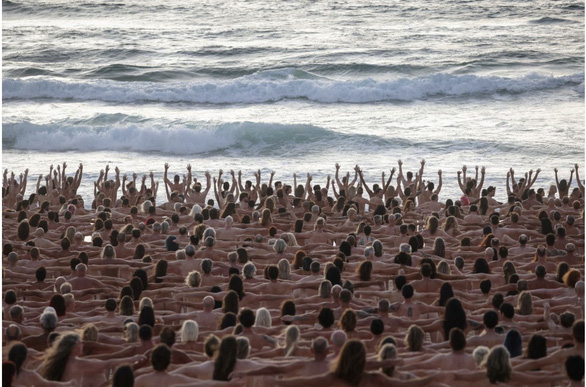 Hàng ngàn người khỏa thân trên bãi biển của Úc chụp ảnh tập thể - Ảnh 3.