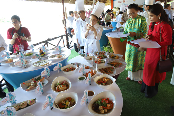 Kỷ lục Việt Nam: 122 món ăn từ tôm và muối Bạc Liêu - Ảnh 10.