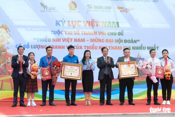 Thiếu nhi vẽ tranh mừng Đại hội Đoàn toàn quốc xác lập kỷ lục Việt Nam - Ảnh 1.