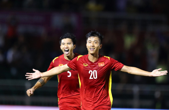 Tiền vệ Phan Văn Đức đầu quân cho CLB Công an Hà Nội dự V-League 2023 - Ảnh 1.